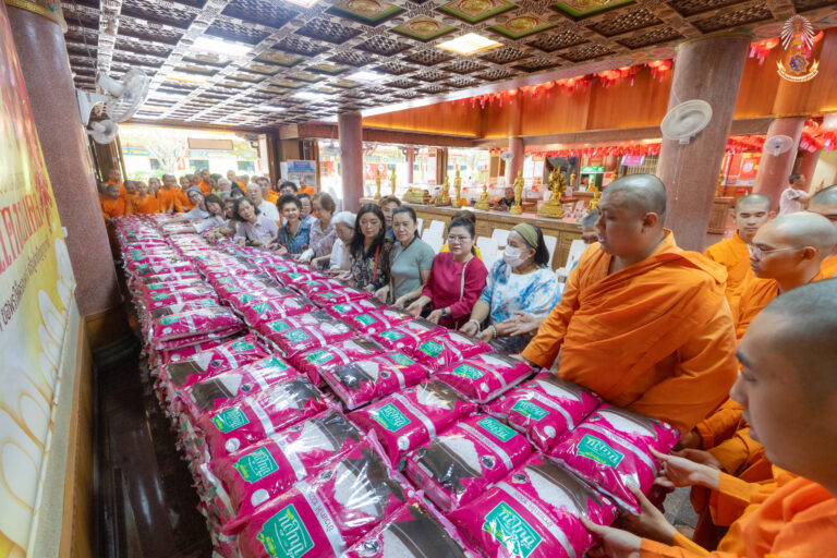 คณะสงฆ์วัดบรมราชากาญจนาภิเษกอนุสรณ์ และโรงเรียนมังกรกมลาวาสวิทยาลัย ช่วยเหลือผู้ประสบภัย ,โรงพยาบาล