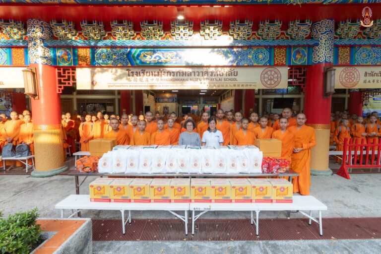 ผู้บริหาร คณะครู และสามเณรนักเรียนโรงเรียนมังกรกมลาวาสวิทยาลัย  ร่วมต้อนรับ น.ส. พิยะดา ม่วงอิ่ม ศึกษาธิการจังหวัดราชบุรีพร้อมคณะในการเยี่ยมโรงเรียนและปฏิสันถารกับ ร่วมทำบุญช่วยเหลือพี่น้องประชาชน บริเวณชายแดนไทย-กัมพูชา