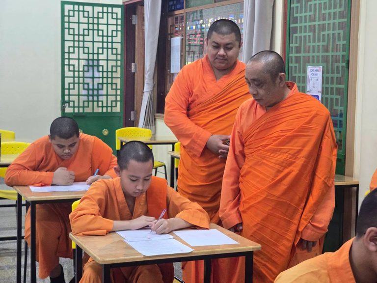 พระคุณหลวงจีนธรรมนาทจีนประพันธ์ พร้อมด้วยคณะผู้บริหาร ตรวจเยี่ยมสนามสอบปลายภาคเรียนที่ ๑ ปีการศึกษา ๒๕๖๙ โรงเรียนมังกรกมลาวาสวิทยาลัย