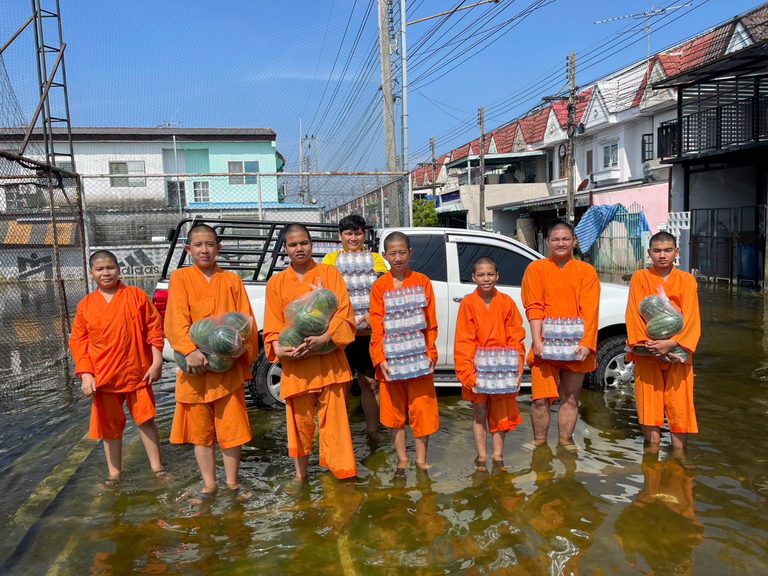 กลุ่มสามเณรนักเรียนจิตอาสา โรงเรียนมังกรกมลาวาสวิทยาลัย ลงพื้นที่ชุมชนหลังเซียร์รังสิต มอบน้ำดื่ม แตงโม และอาหารสัตว์เลี้ยง บรรเทาความเดือดร้อนผู้ประสบอุทกภัย